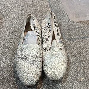 Toms Women's Floral Lace Flats in Cream
